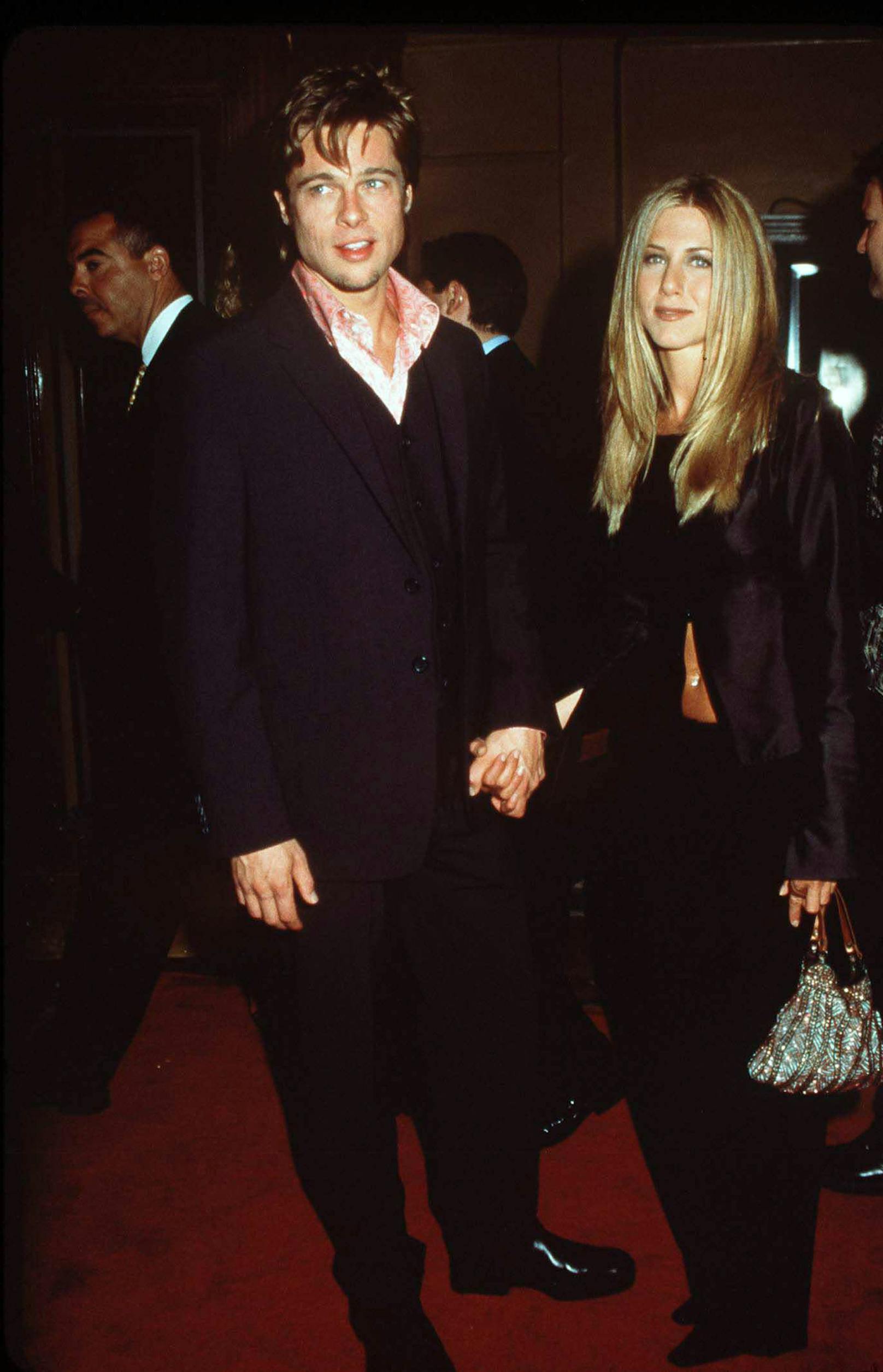 Jahrelang behauptete Brad Pitt, sich erst in Angelina Jolie verliebt zu haben, nachdem er sich von Ehefrau Jennifer Aniston getrennt hatte. Keiner wollte das so recht glauben, immerhin soll es am Set von Mr. und Mrs. Smith mit Angelina Jolie gefunkt haben. Jolie verplapperte sich schließlich und gab zu, dass Brad untreu gewesen war. Heute ist es auch mit Angelina aus - und Jen und er sind wieder Freunde.