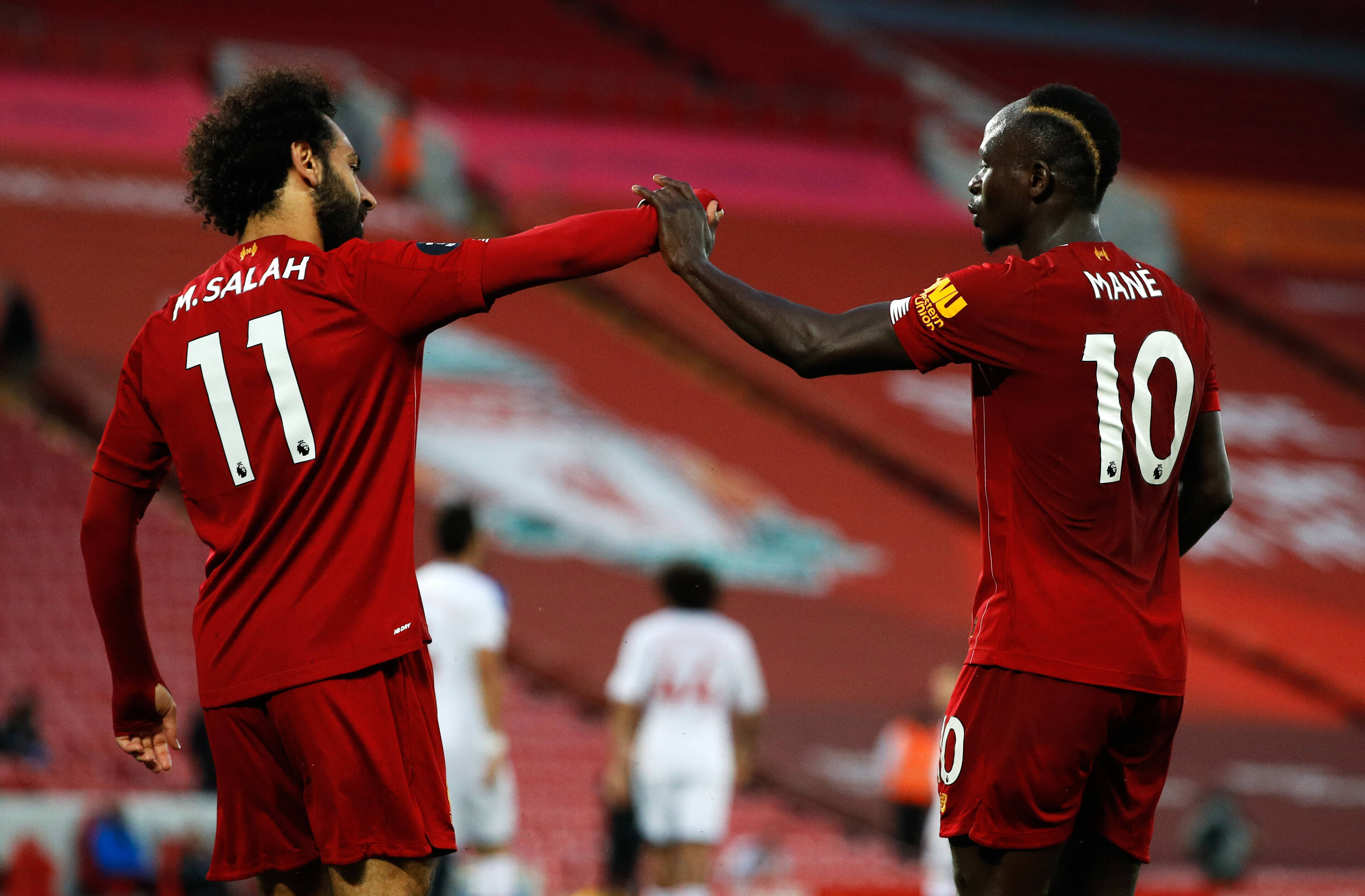 Mo Salah und Sadio Mane jubeln über einen klaren Heimsieg.