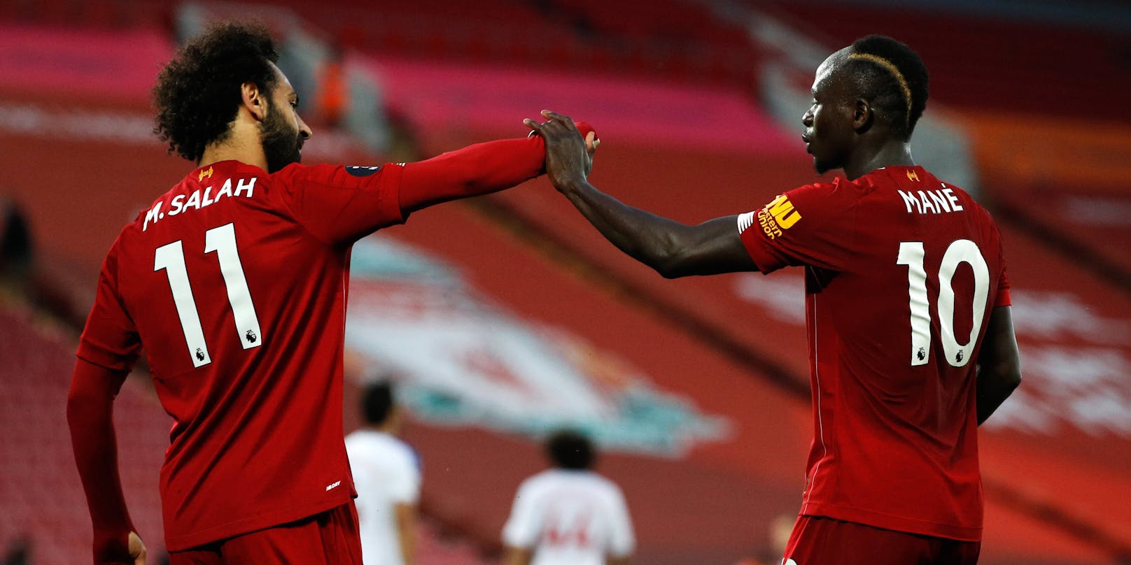 Mo Salah und Sadio Mane jubeln über einen klaren Heimsieg.