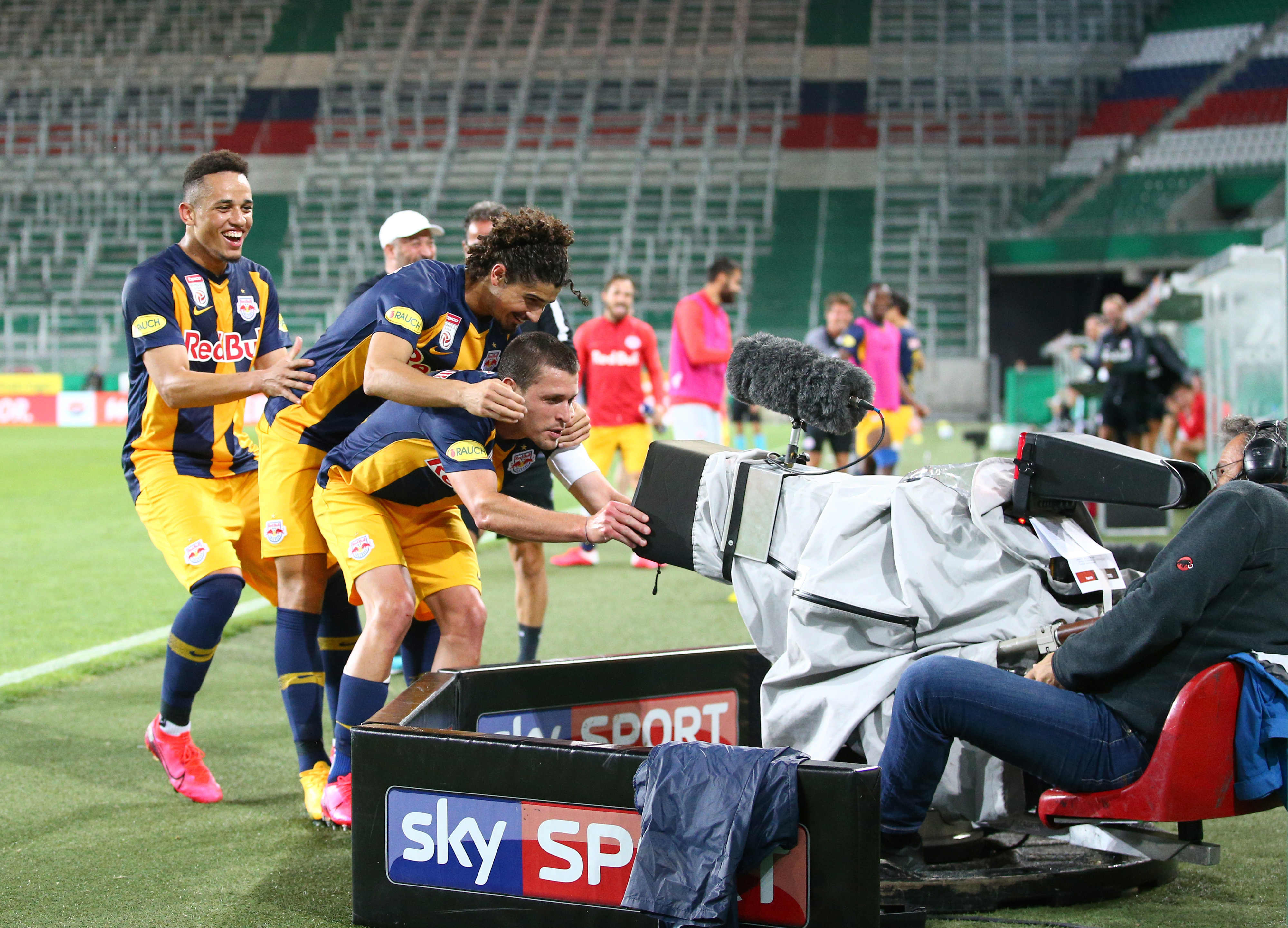 Zlatko Junuzovic und seine Kollegen fegen Rapid vom Platz.