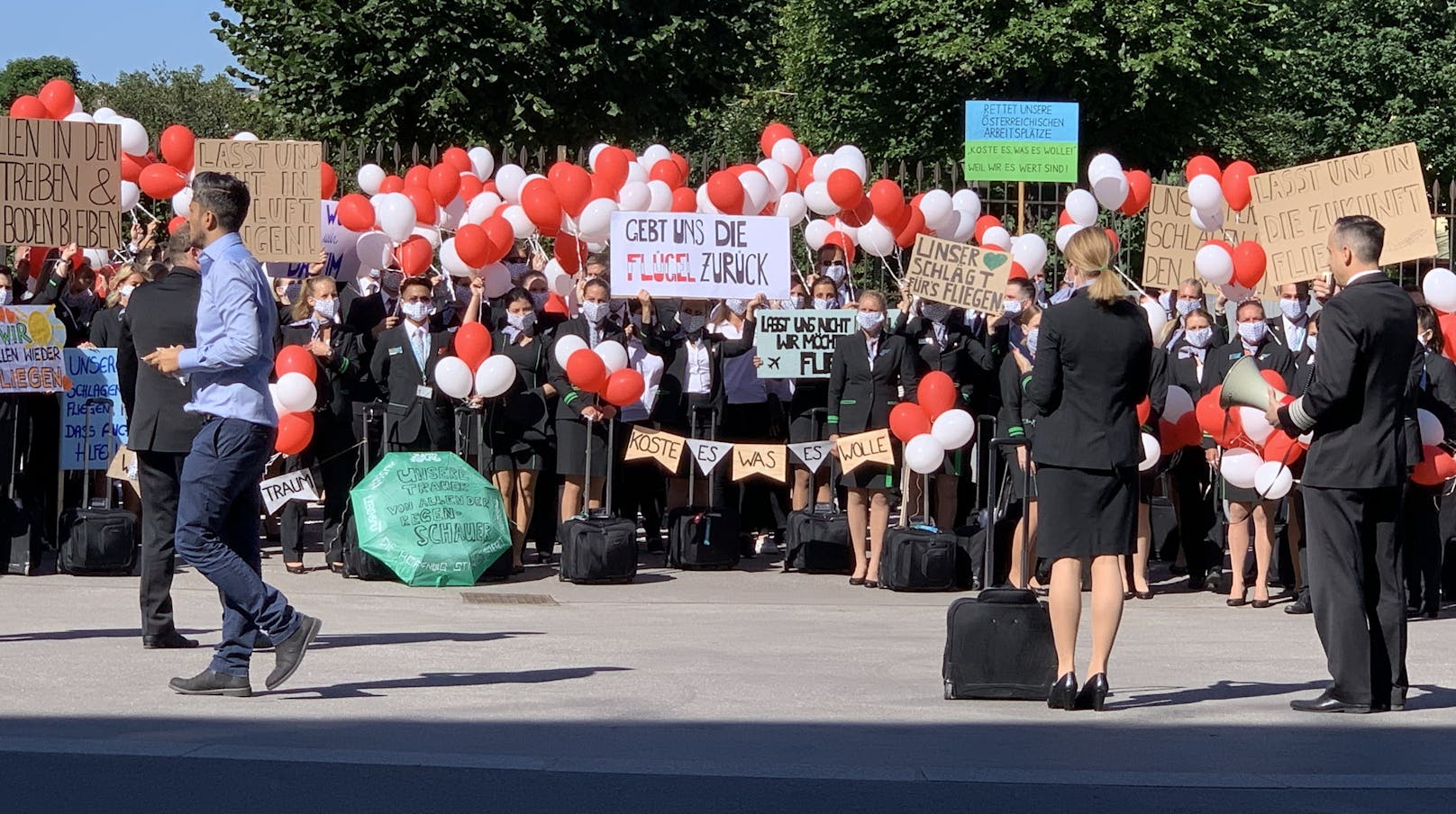 Die Mitarbeiter der Fluglinie protestieren vor dem Bundeskanzleramt gegen ihren Jobverlust.