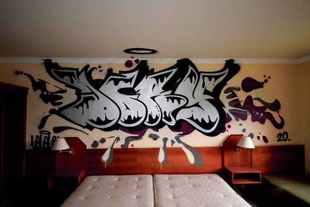 Das Graffiti über dem Hotelbett.