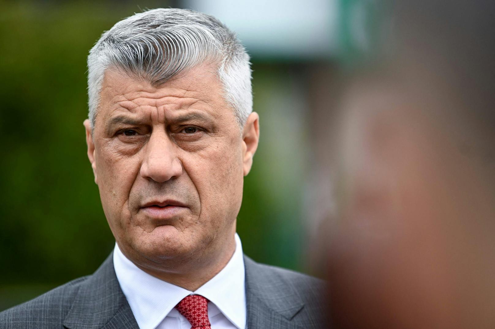 Gegen den Präsidenten des Kosovo, Hashim Thaci, ist in Den Haag Anklage eingereicht worden.