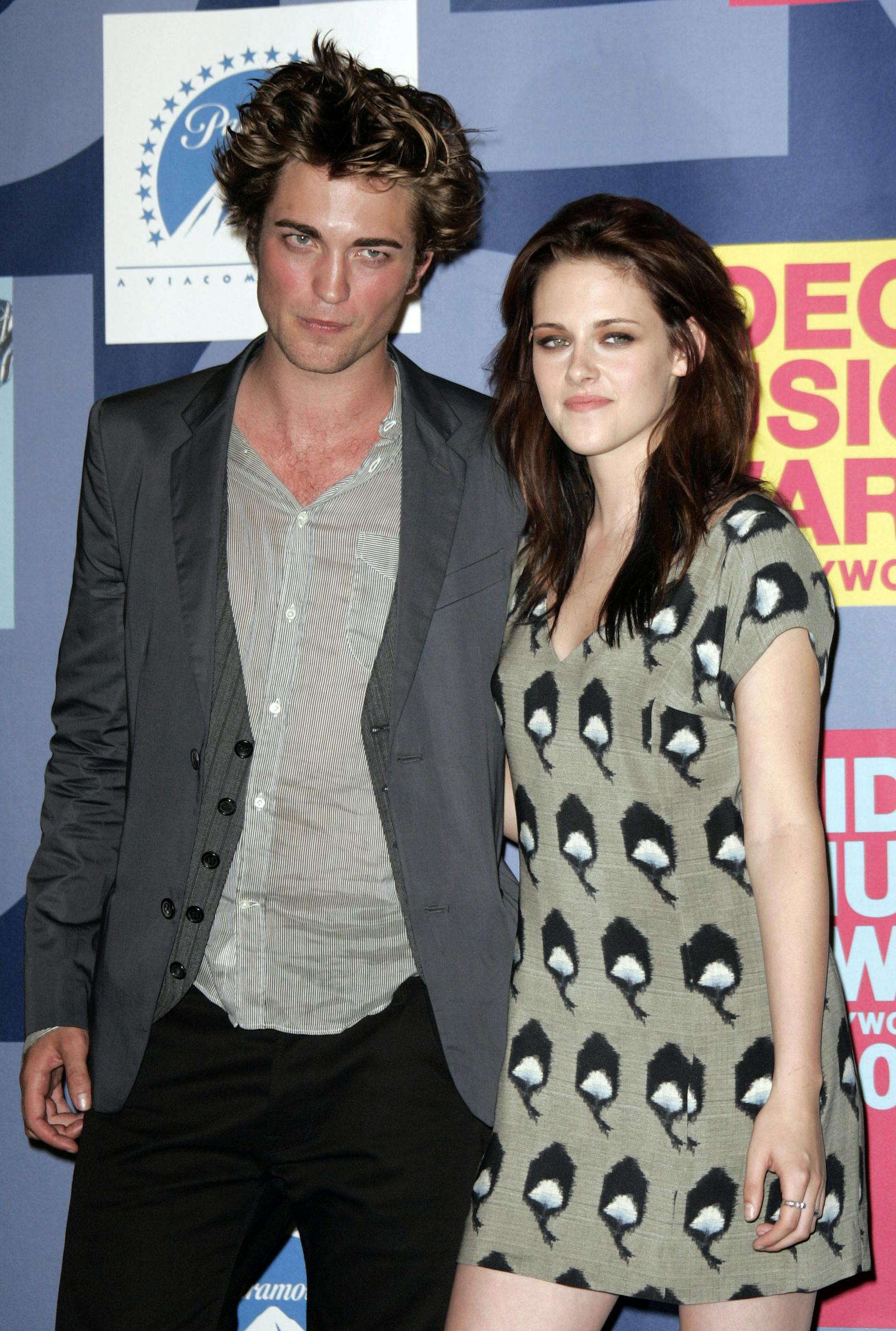 Das Twilight-Traumpaar Kristen Stewart und Robert Pattinson hielt, bis Kristen unter Regisseur Rupert Sanders drehte. Nach pikanten Fotos verließ ihn seine Frau. Rob und Kristen versuchten es noch eine zeitlang miteinander, aber lang ging auch bei ihnen die Beziehung nicht mehr gut. 
