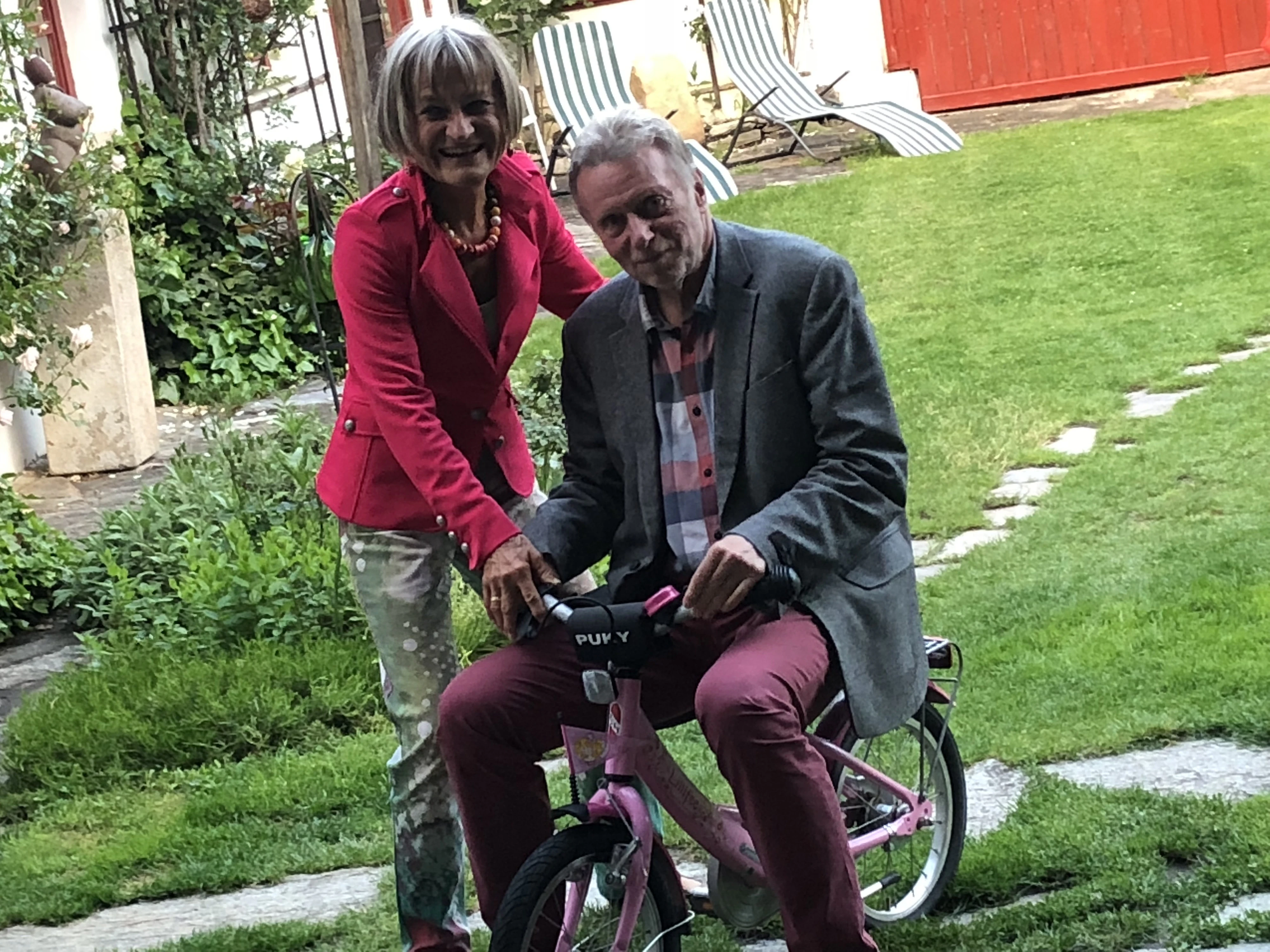 Reinhold Hirschwehr mit Ehefrau Roswitha und einem etwas kleinerem Fahrrad