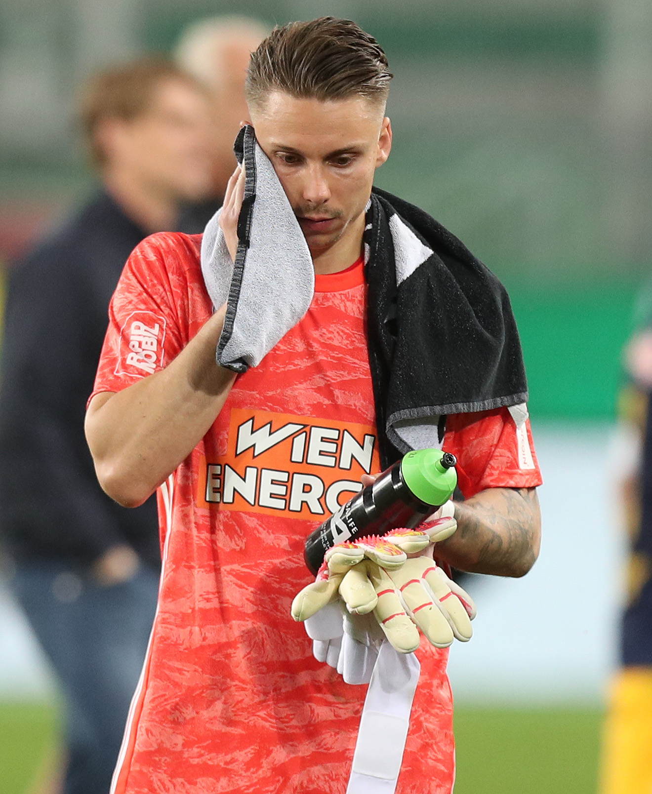 Tobias Knoflach ist nach sieben Gegentoren gezeichnet.