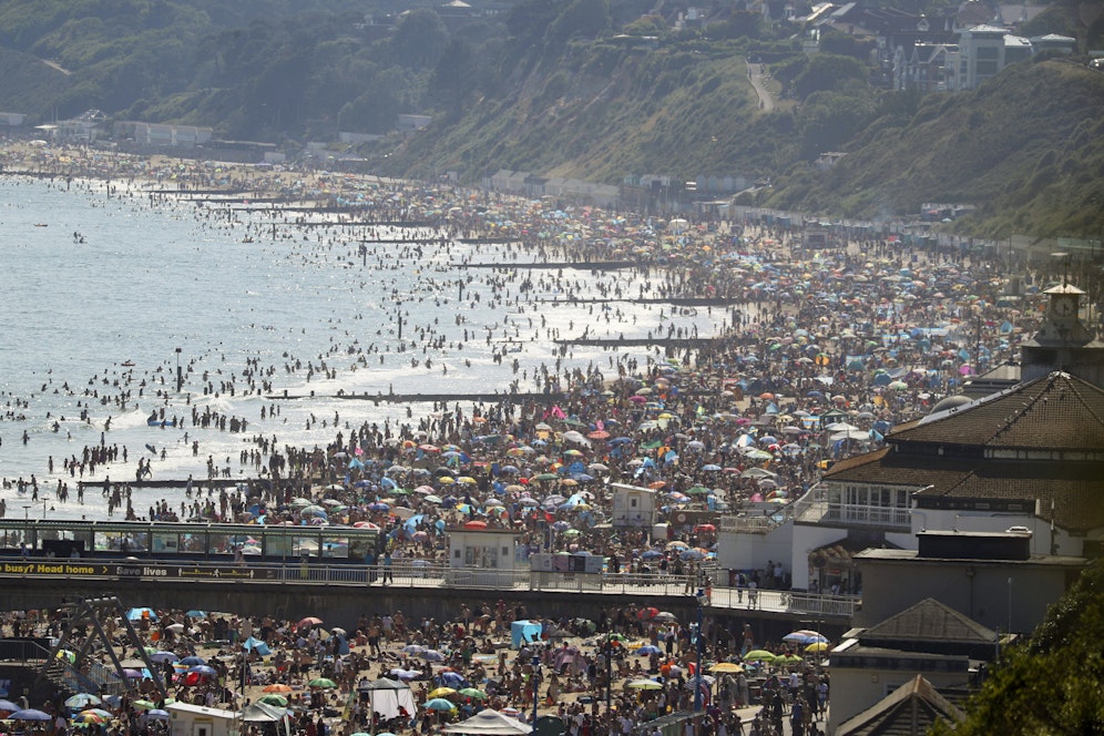Ein komplett überfüllter Strand in Bournemouth 