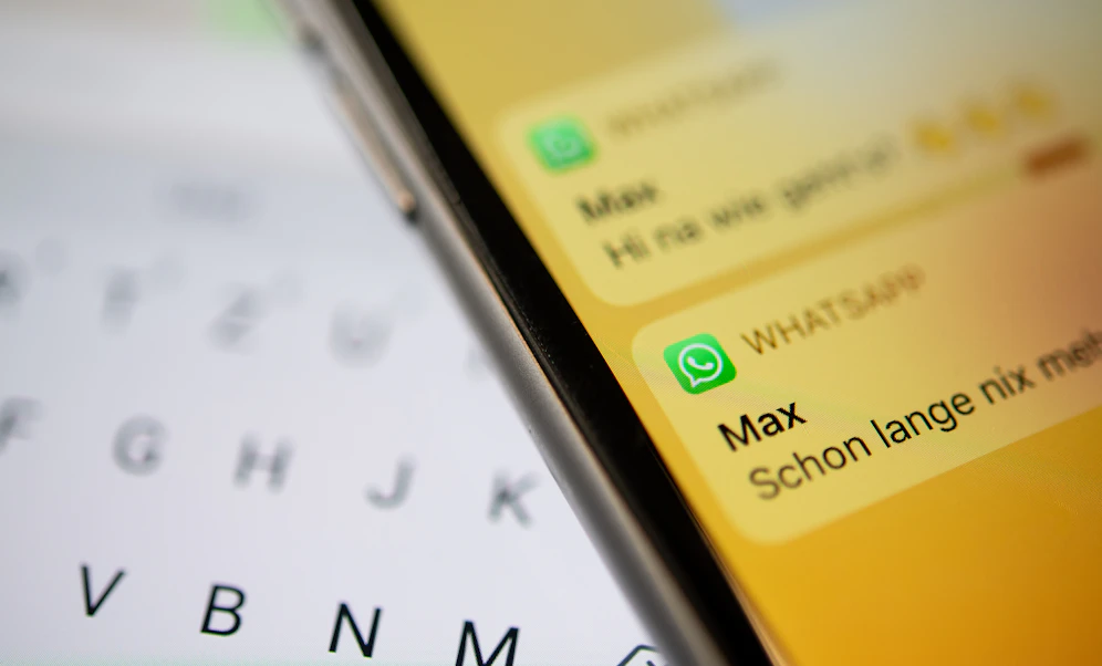 WhatsApp: Freunde sollen weitergeleitete Nachrichten über die Google-Suche prüfen können.