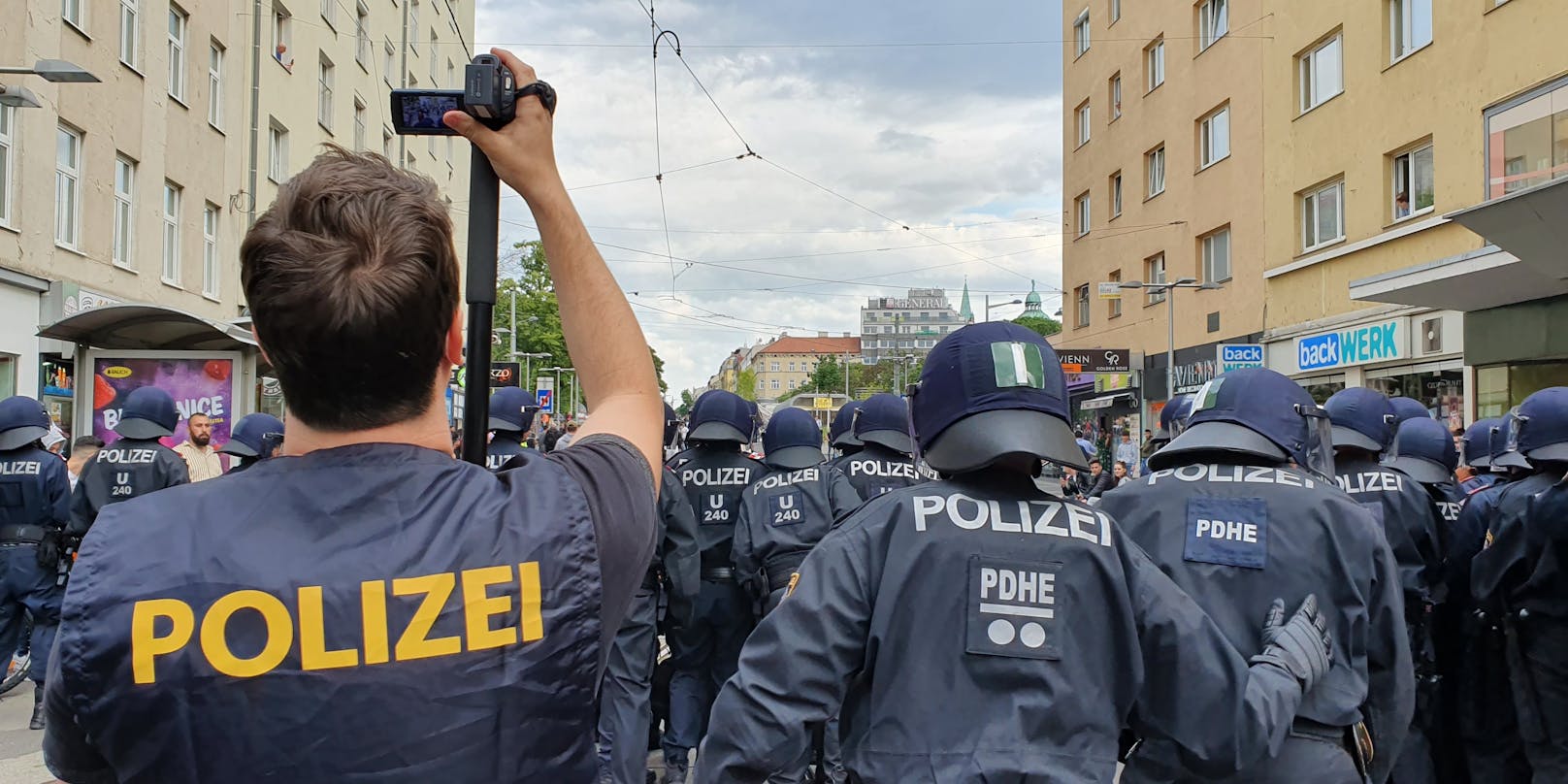 Themenbild: Polizisten bei einer der Demos am 25. Juni in Favoriten