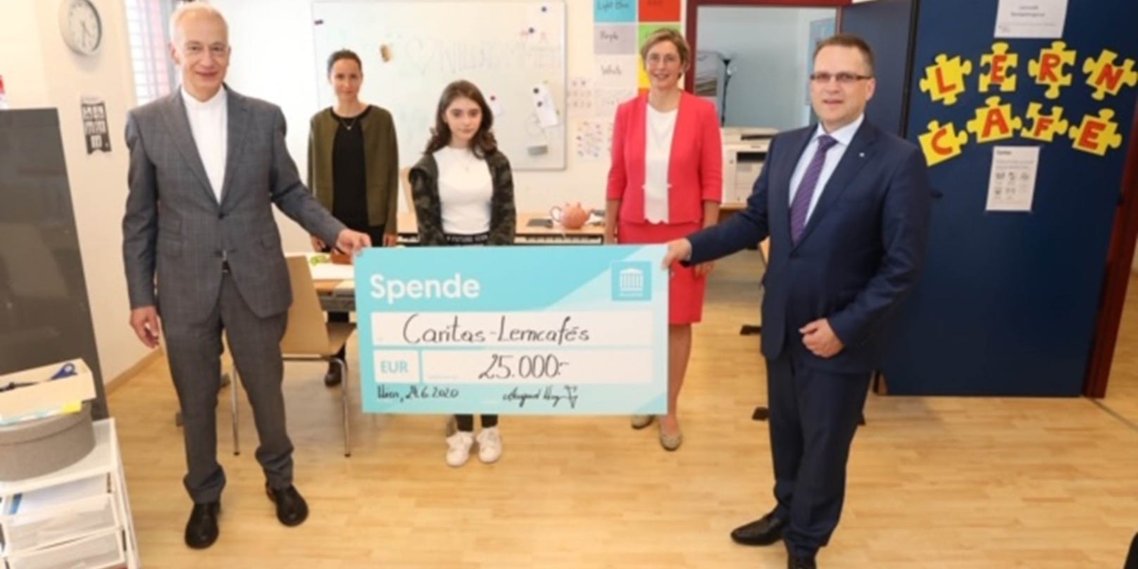 ÖVP-Klubobmann August Wöginger übergibt einen Spendenscheck in der Höhe von 25.000 Euro an Caritas-Präsident Michael Landau