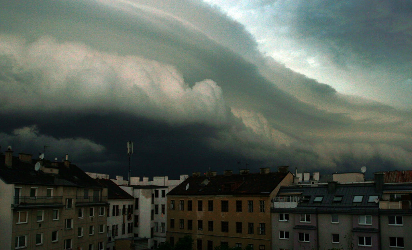 Eine Gewitterfront zieht über Wien. Archivbild, 12. Juni 2010