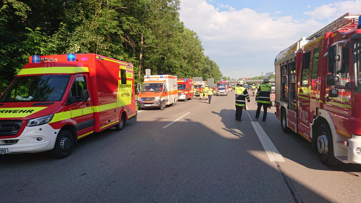 Zur Bergung des Unfallfahrzeugs musste die A96 bei Laim zeitweise komplett gesperrt werden.