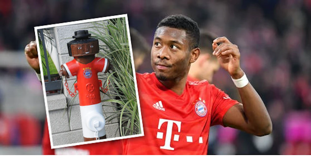 Alaba und seine neue Statue.