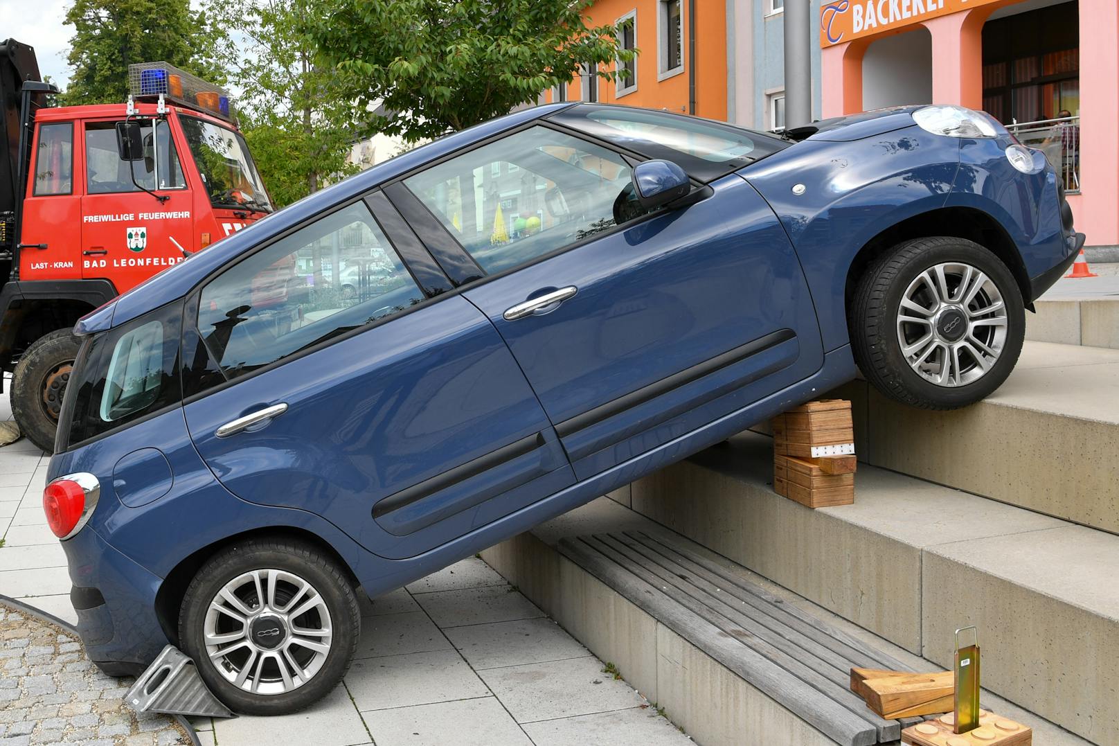 In Gallneukirchen blieb ein Auto auf einer Treppe hängen.