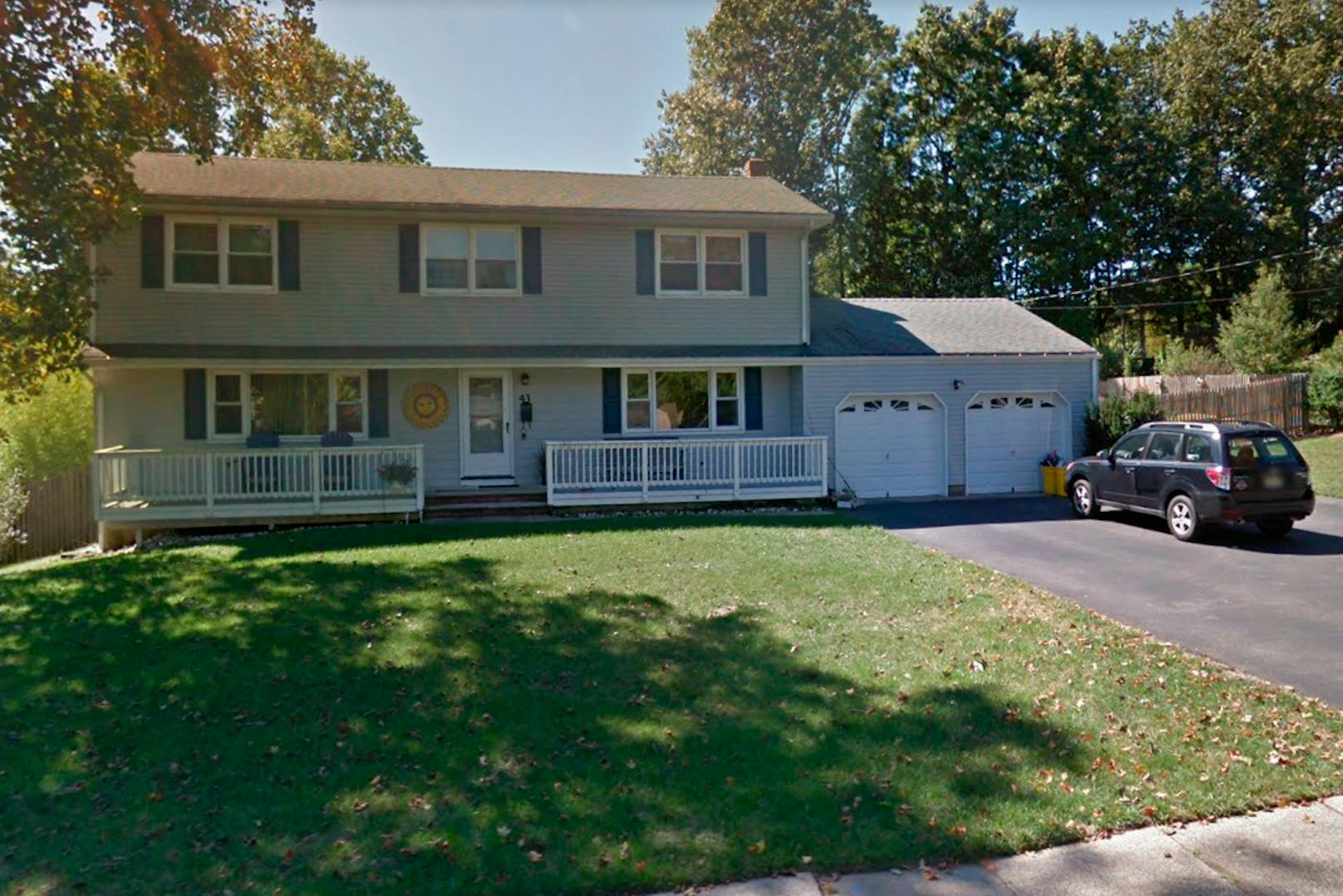In einem Schwimmbecken hinter diesem Einfamilienhaus in einer gediegenen Wohngegend in East Brunswick, New Jersey, sind drei Leichen gefunden worden.