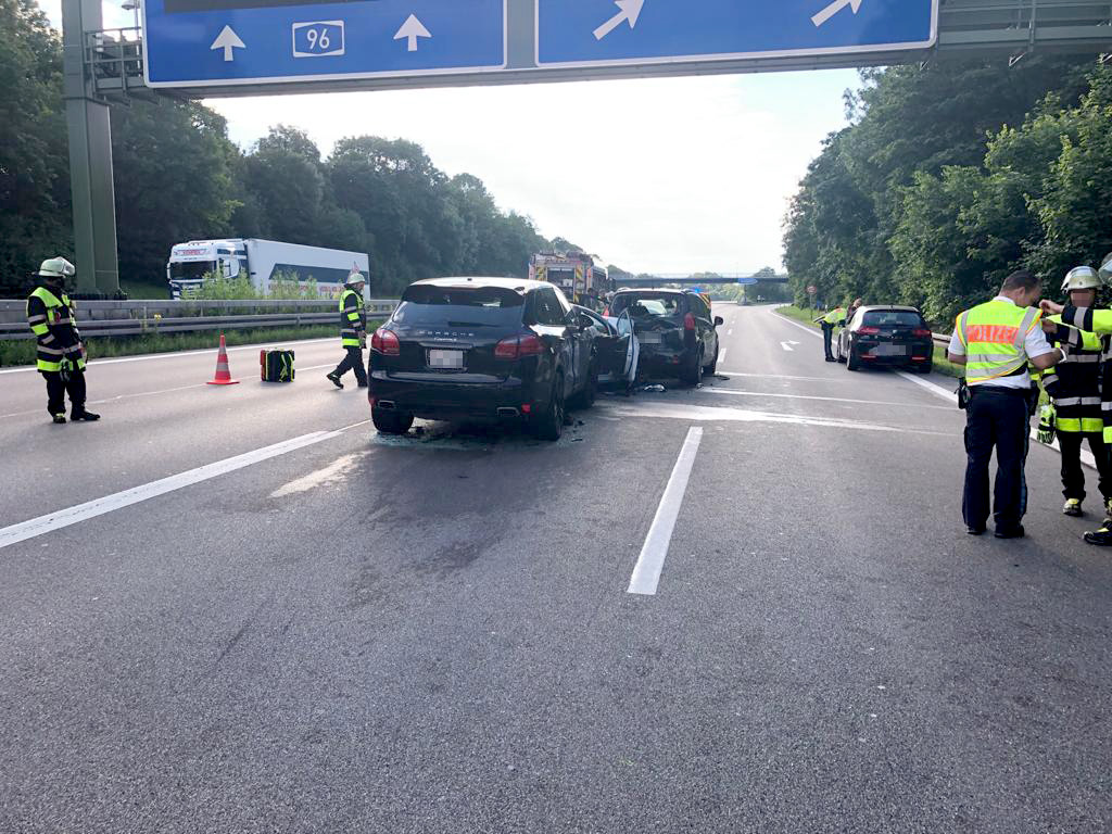 Unfall A96 Porsche Cayenne
