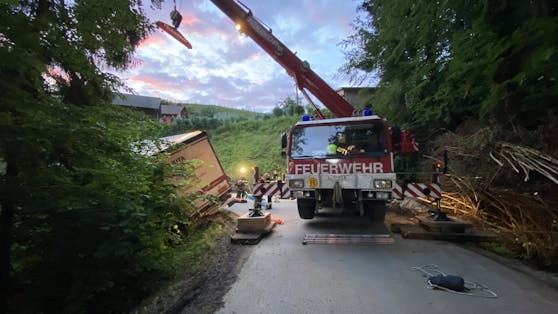 Der Lastwagen hatte sich auf einen Radweg verfahren, drohte über eine Böschung abzustürzen.