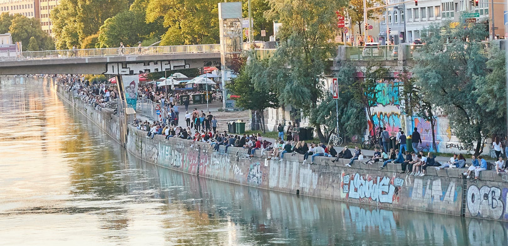 Am Donaukanal wird - für den Geschmack der Behörden – zu wild und mit zu wenig Abstand gefeiert. Auch der hinterlassene Mist sowie der Party-Lärm sind ein Problem.