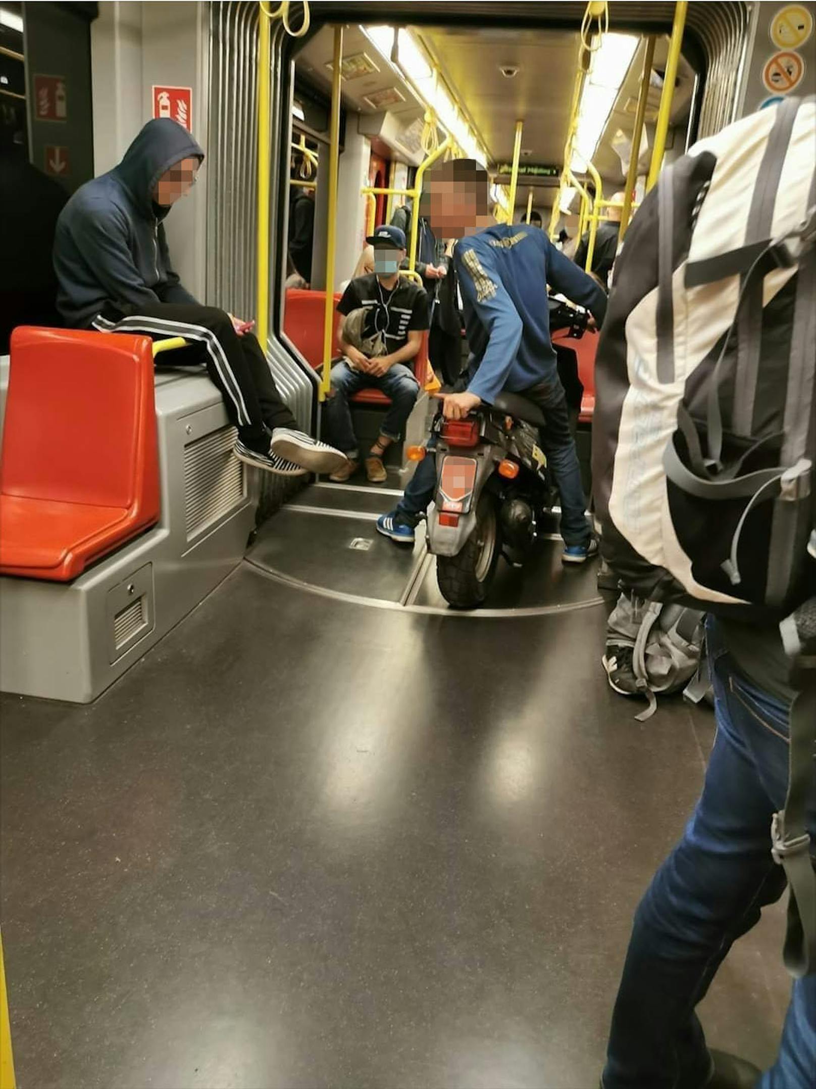 Ein "Heute"-Leser entdeckte den Jugendlichen auf dem Moped.