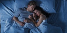Wer das Bett mit seinem Partner teilt, schläft besser