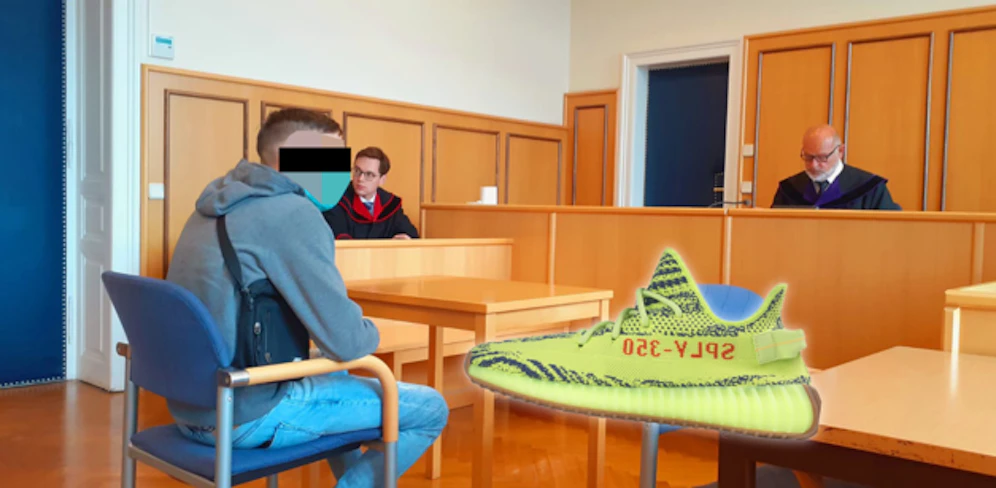 Angeklagter vor Gericht; der begehrte Schuh