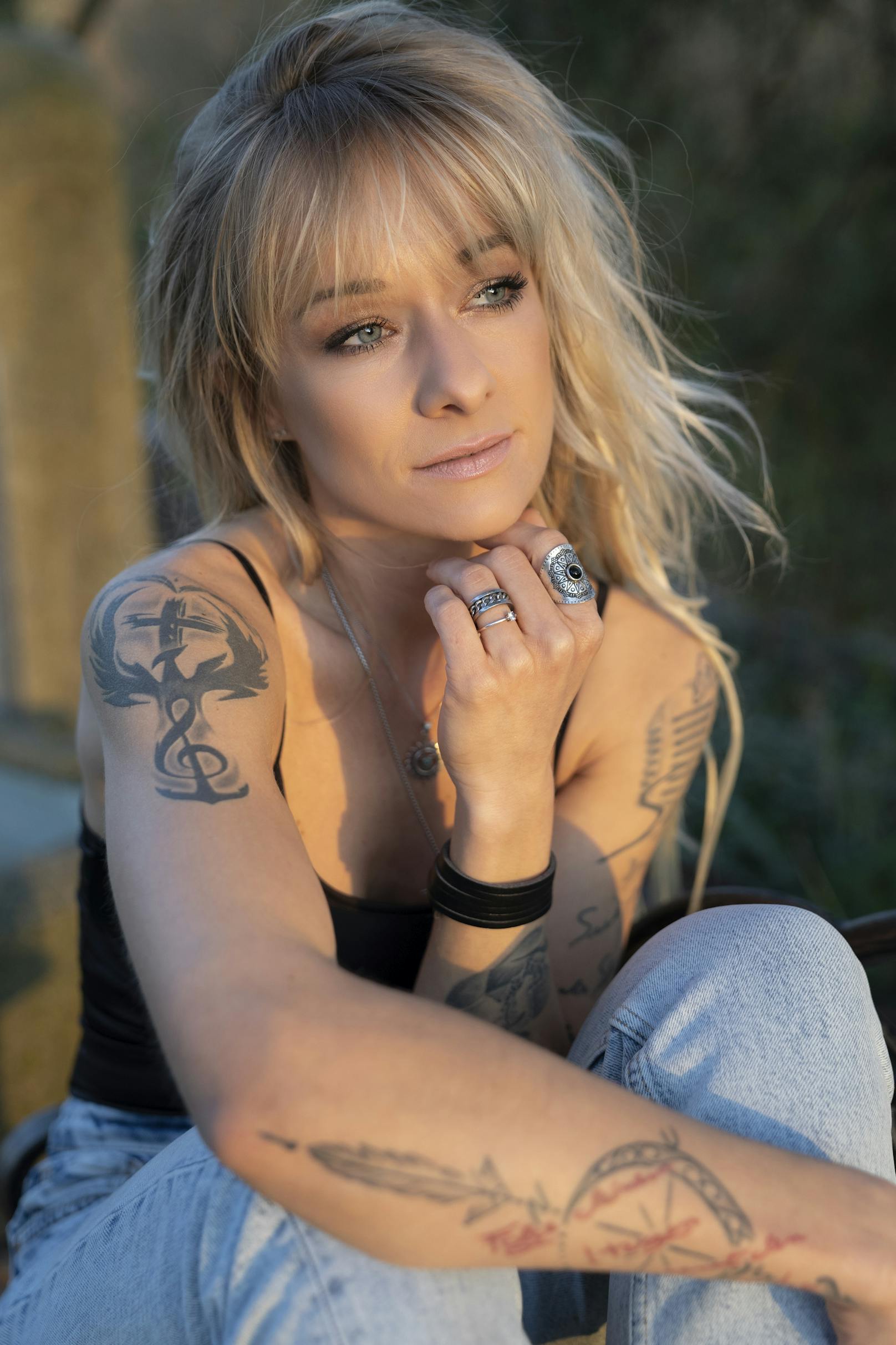 Frau mit starken Tattoos: "Ich bin ein bisschen rebellisch unterwegs, aber mit der Herz am rechten Fleck"
