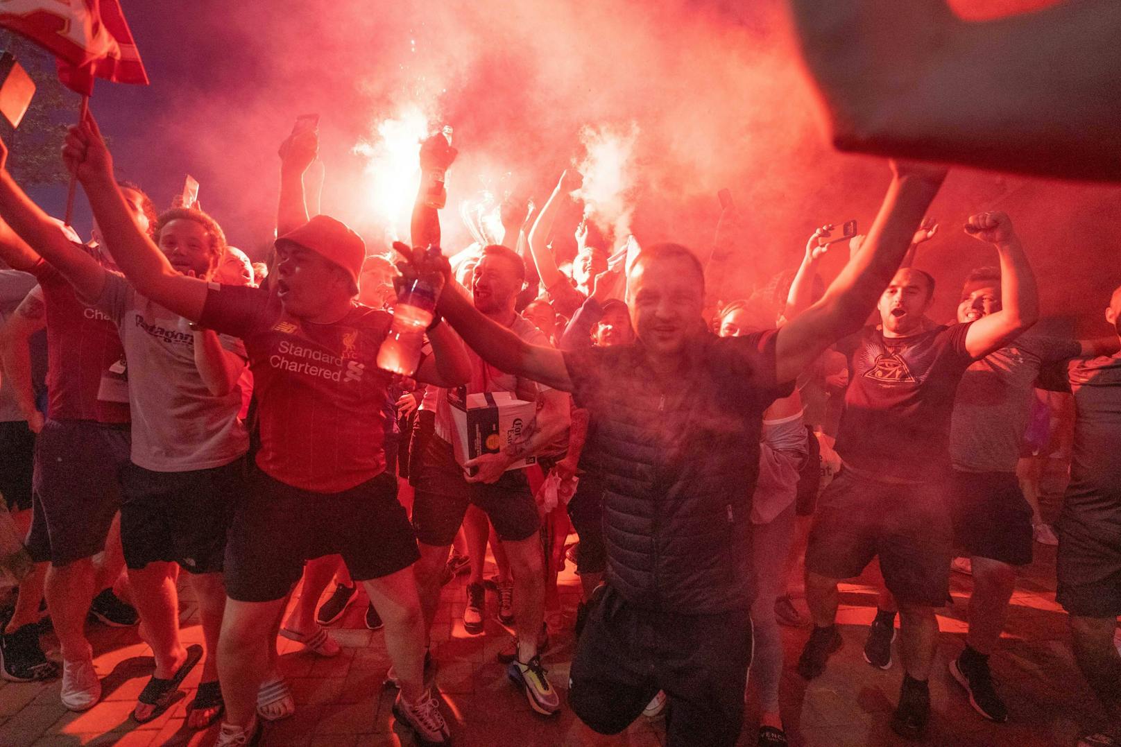 Liverpool-Fans feiern den Titel in den Straßen rund um das Stadion. 