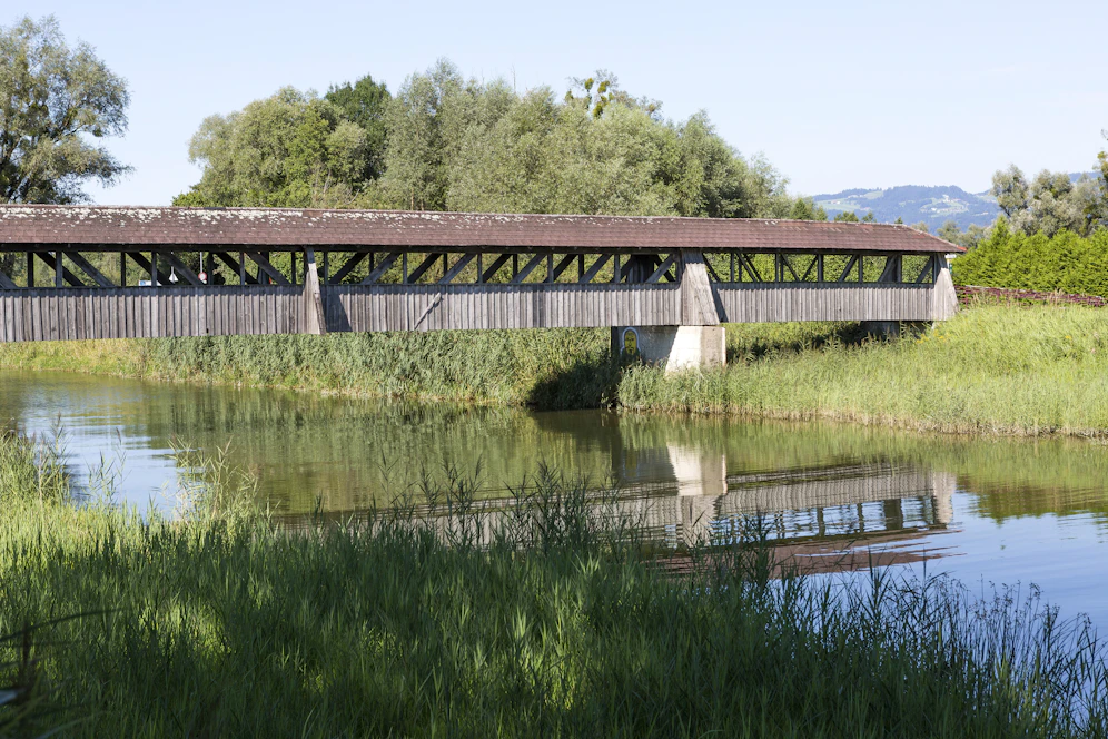Holzbrücke über die Dornbirner Ach in Hard, Vorarlberg.