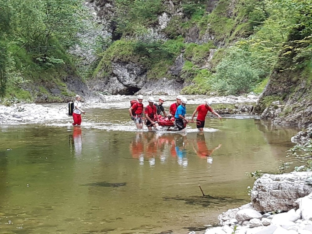 Ein Wanderer stürzte acht Meter tief in ein Bachbett, konnte gerettet werden.