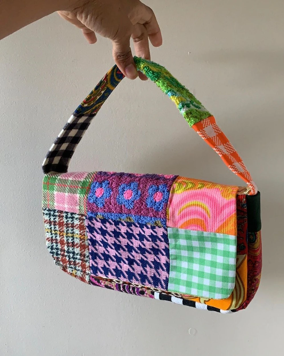 Diese Tasche ist begehrt wie nie. Grund ist der grassierende 90er-Trend.