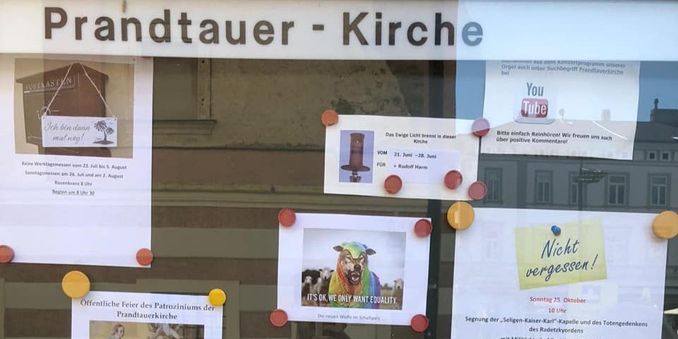 Der Schaukasten der Kirche.