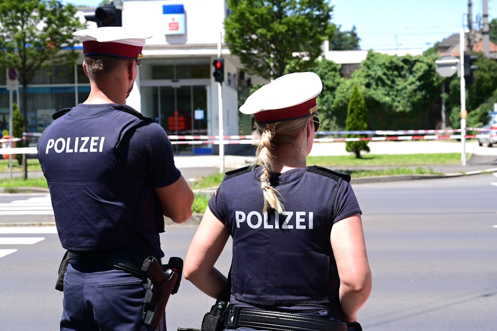 Die Sparkassen-Filiale wurde am Freitag um 11.40 Uhr überfallen.