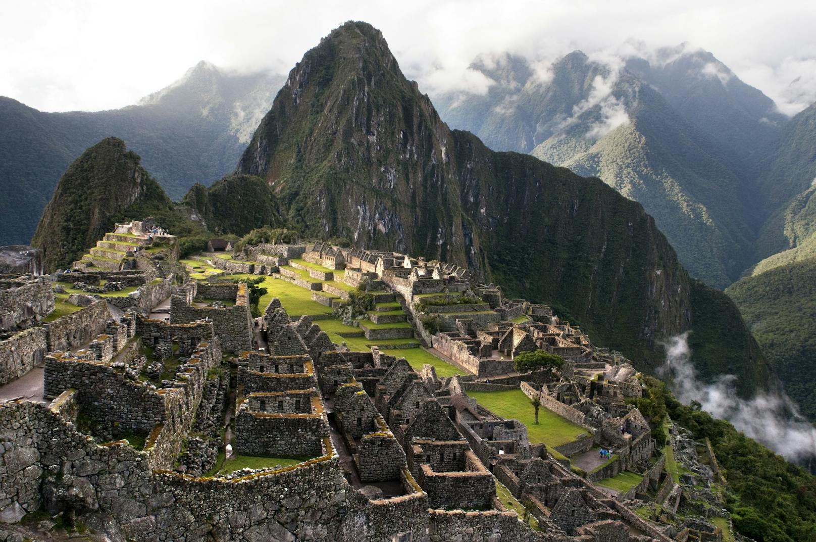 Die Ruinenstadt Machu Picchu in Peru liegt in  in 2.430 Metern Höhe.