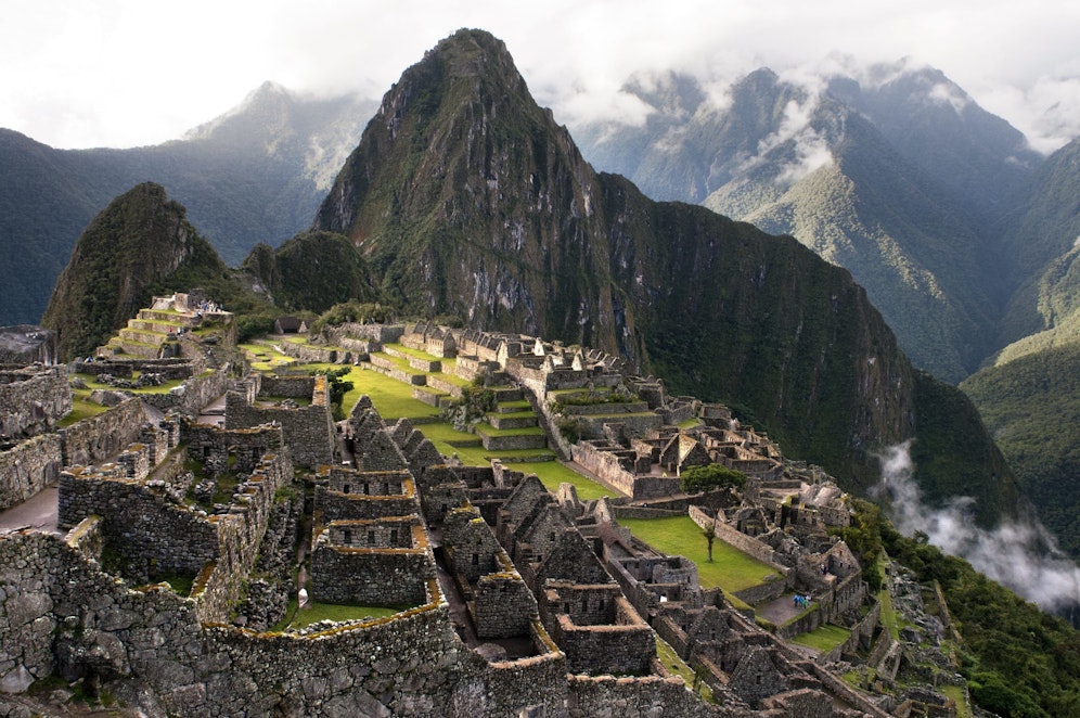 Die Ruinenstadt Machu Picchu in Peru liegt in  in 2430 Metern Höhe.
