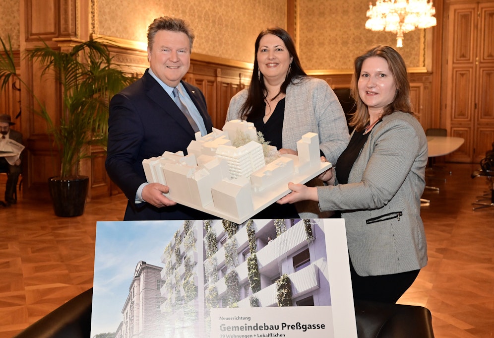 Bürgermeister Michael Ludwig und Wohnbaustadträtin Kathrin Gaal mit einer Bewohnerin der Wohnhausanlage Pressgasse.