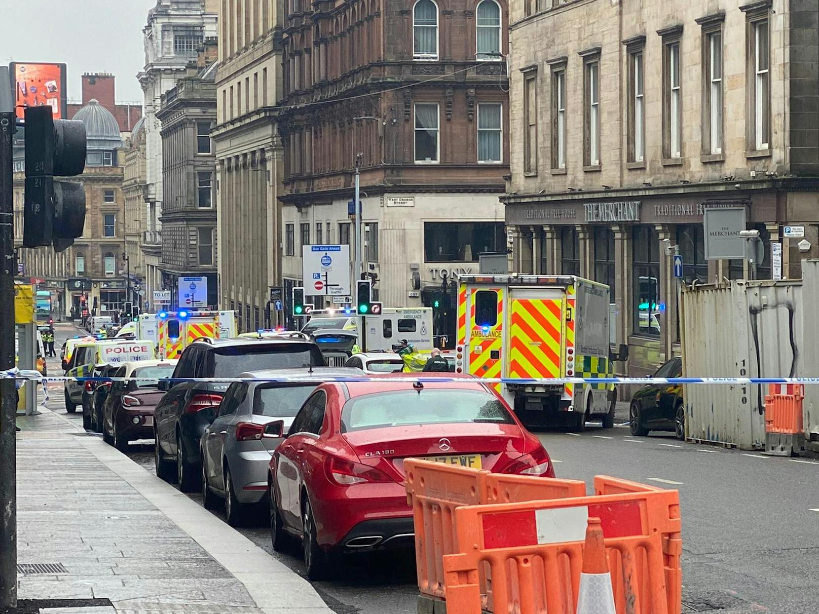In Glasgow gab es am Freitag einen größeren Polizeieinsatz. Es werden mehrere Tote befürchtet.