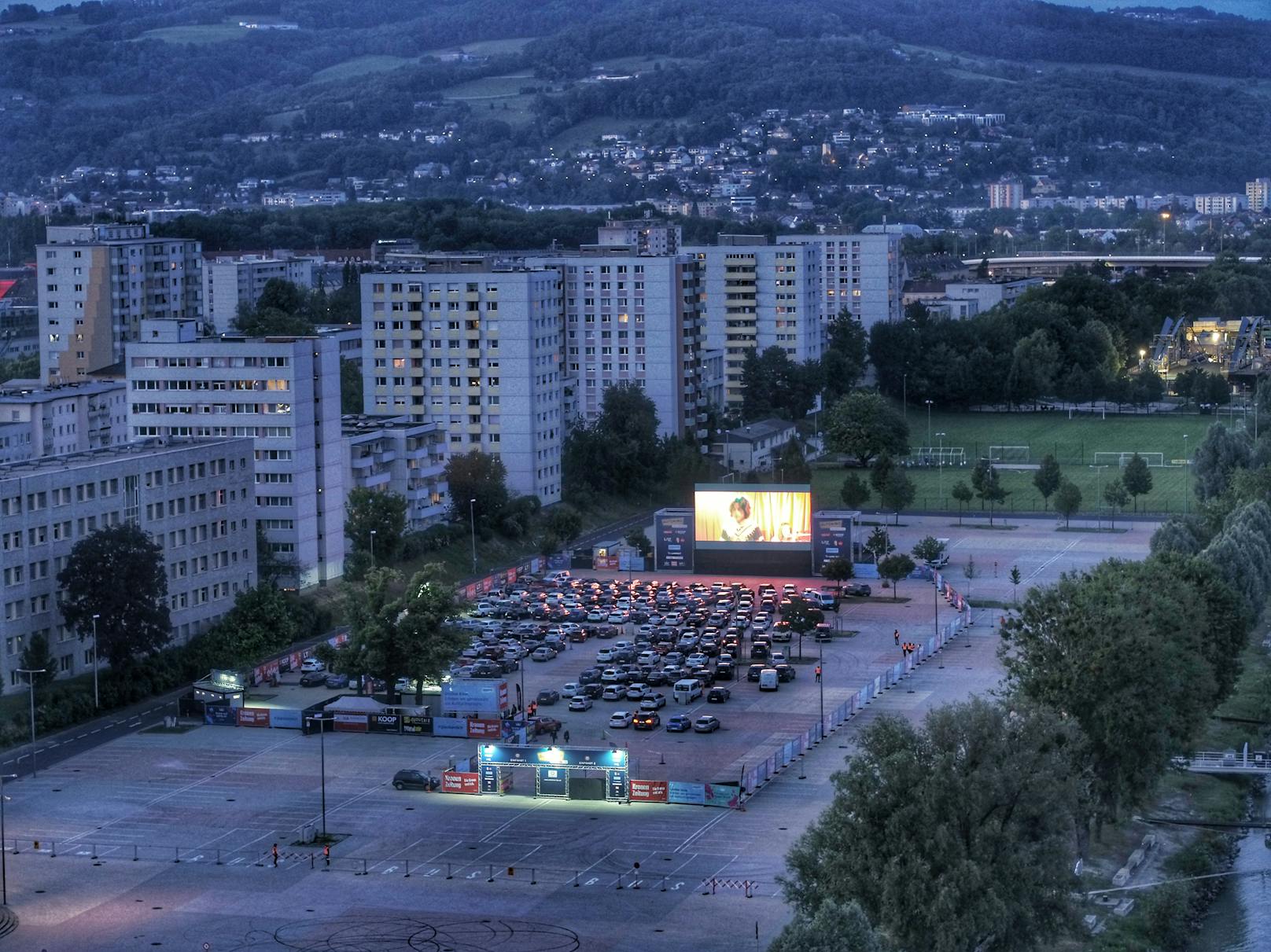 Das Open Air-Kino bietet 100 Besuchern Platz.
