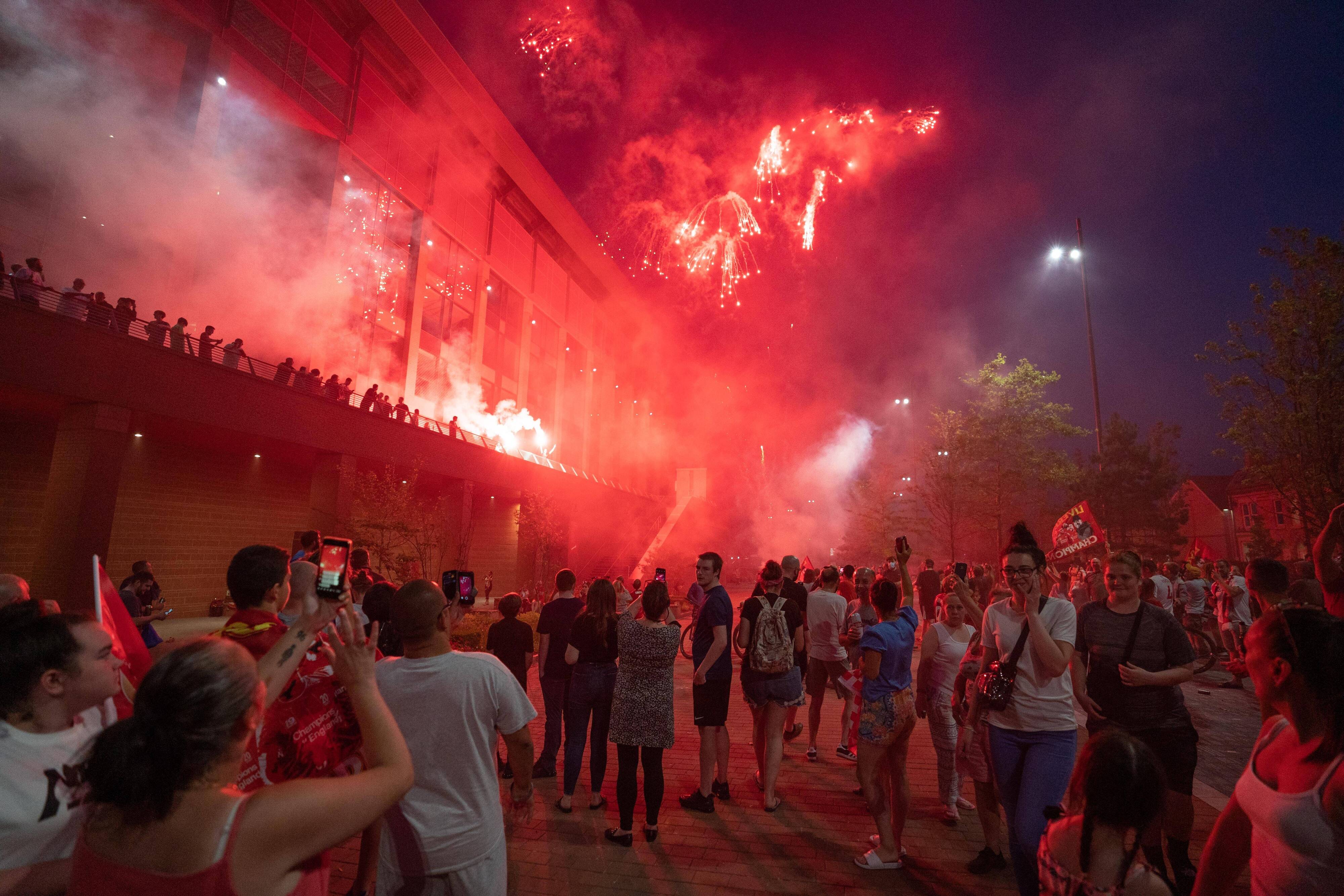 Tausende Menschen strömten nach dem Fixieren des Meistertitels zum Stadion. 