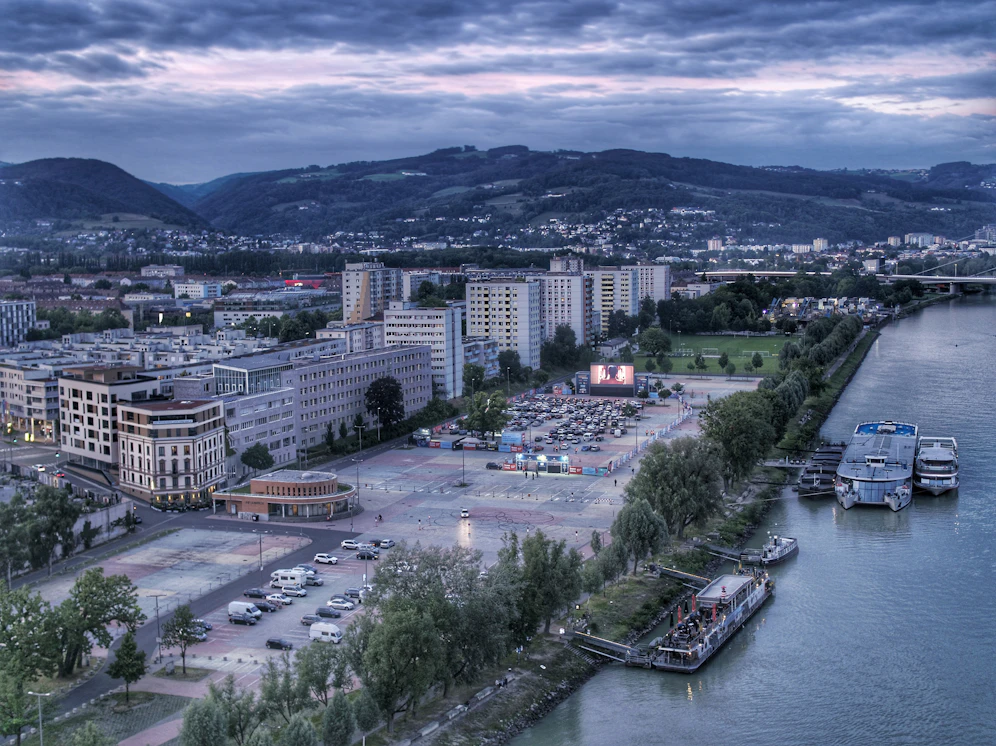 Neben dem Autokino kommt am Urfahrmarktgelände nun auch ein Open Air-Kino.