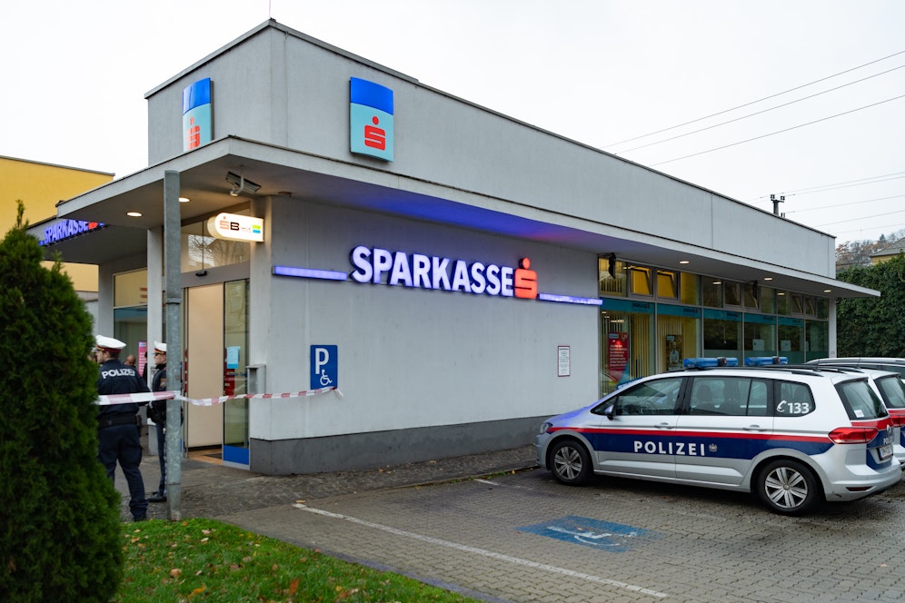 Zwei Täter überfielen die Bank in der Unionstraße.