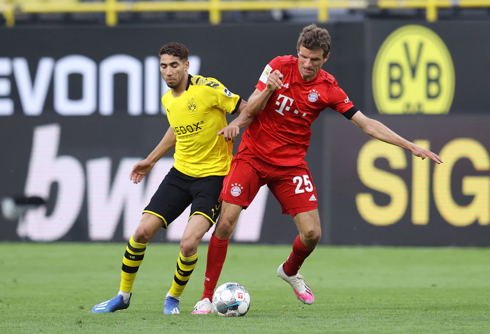 Achraf Hakimi hier gegen Thomas Müller (Bayern)
