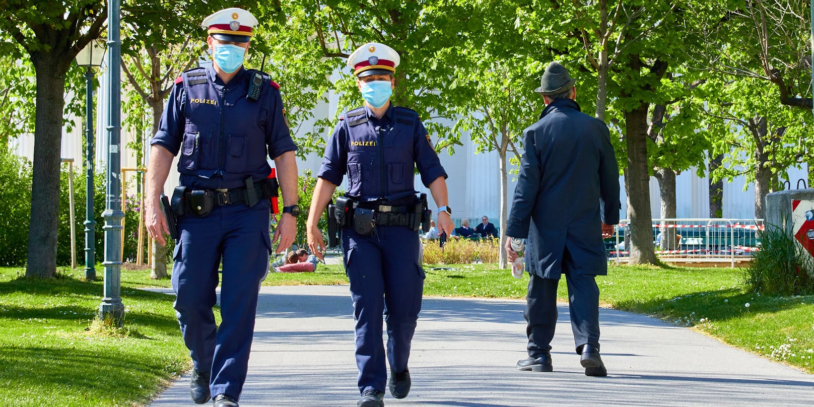 Polizisten in Wien mit Maske im Einsatz