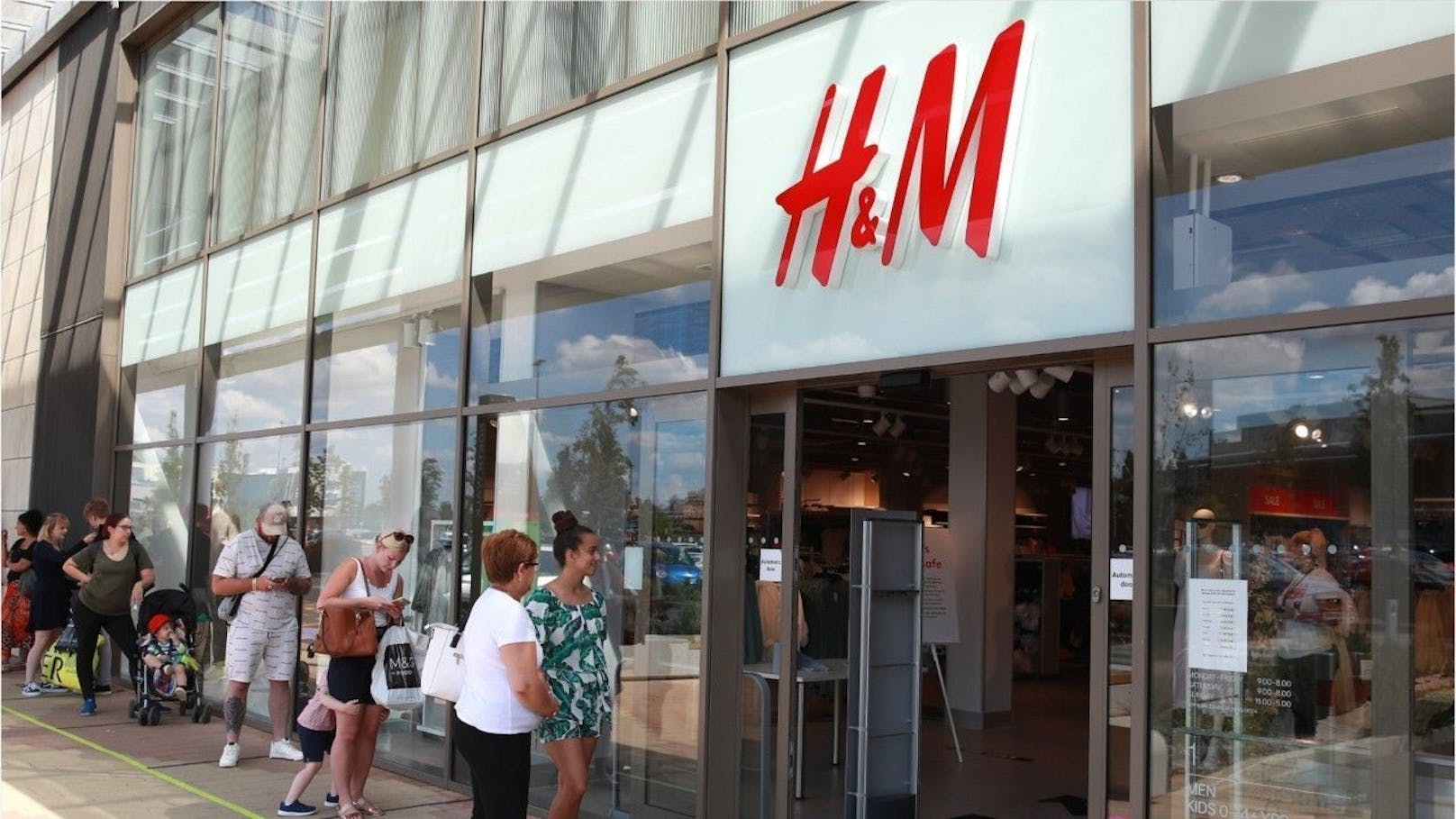 Wegen der Corona-Pandemie schreibt H&M rote Zahlen und möchte bis zum Jahresende Filialen auf der ganzen Welt schließen. 