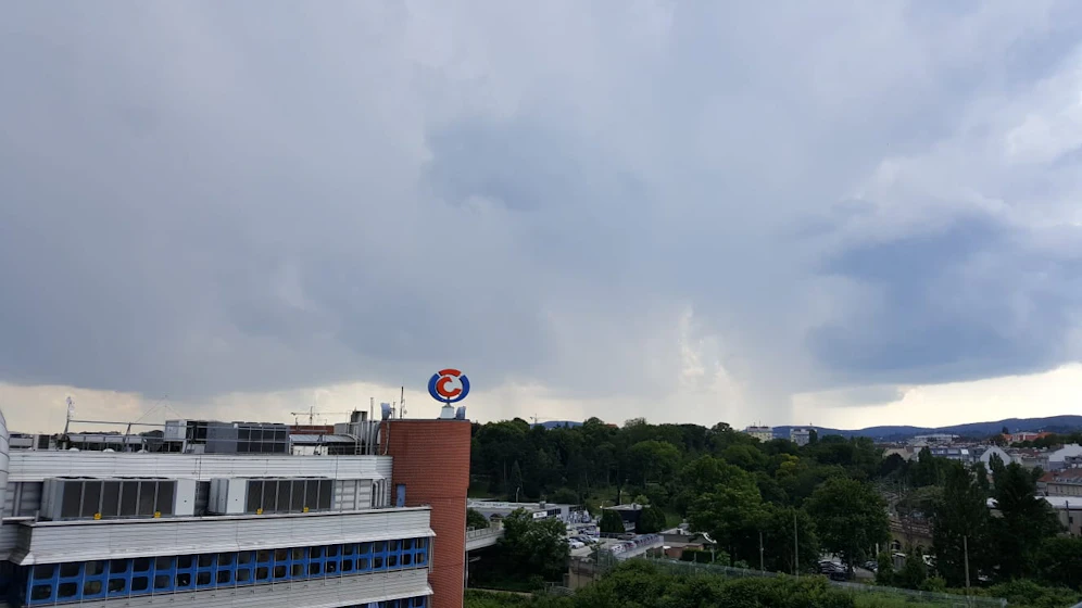 Dunkle Wolken ziehen über Wien.