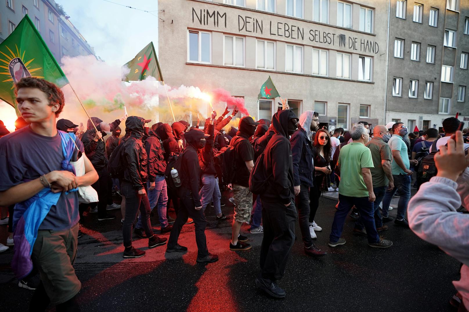 Bei einer Demonstration von Kurden und linken Gruppen ist es am Freitagabend in Wien-Favoriten erneut zu Ausschreitungen und Festnahmen gekommen.