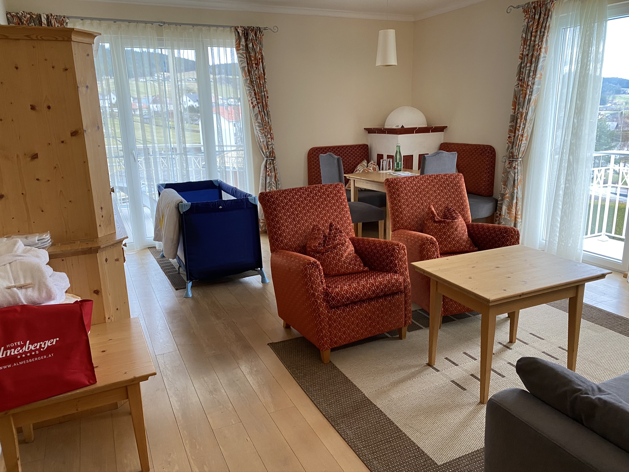 Im Wohnzimmer stand das Reisegitterbett bereit.