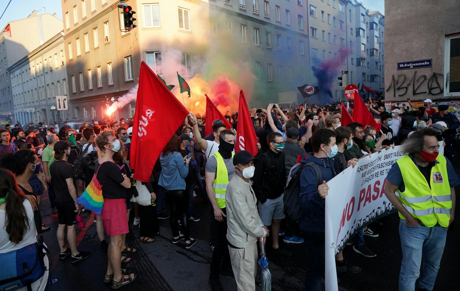 Bei einer Demonstration von Kurden und linken Gruppen ist es am Freitagabend in Wien-Favoriten erneut zu Ausschreitungen und Festnahmen gekommen.
