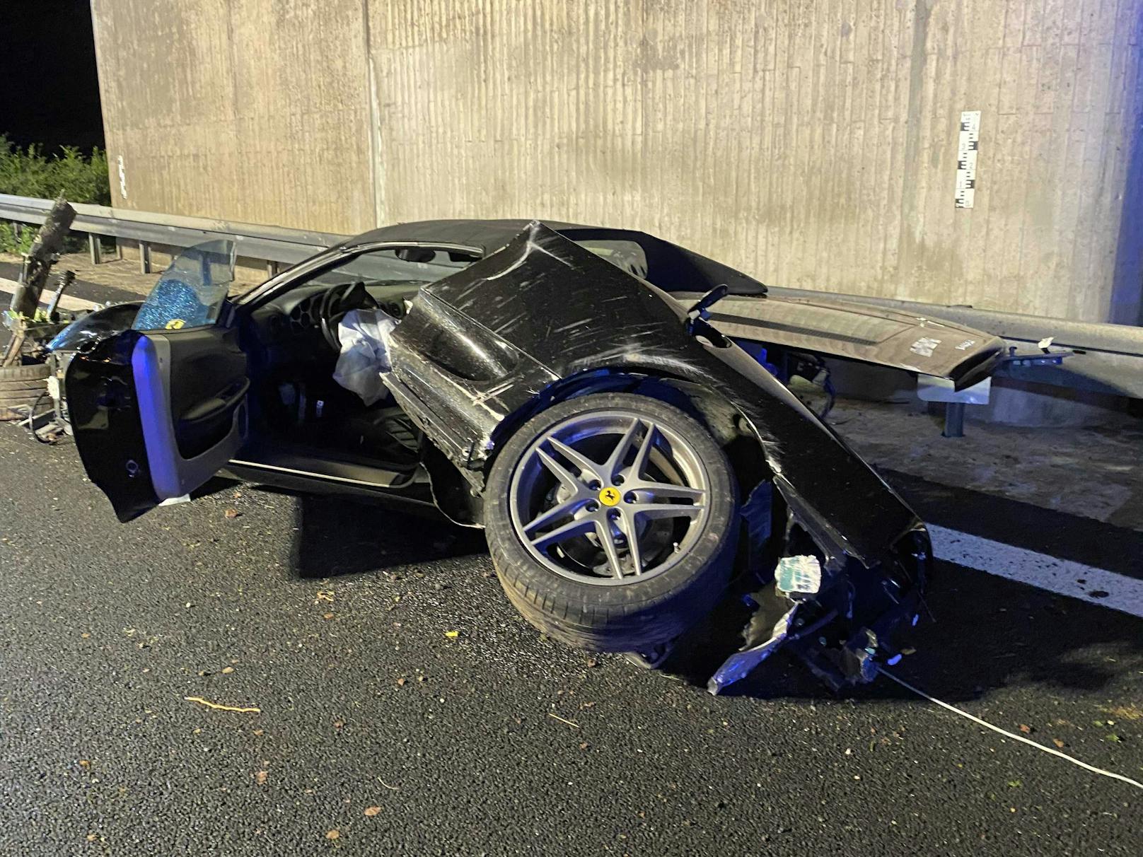 Ein Ferrari-Lenker hat bei Tempo 200 die Kontrolle verloren. Der Sportwagen überschlug sich und wurde komplett zerstört.