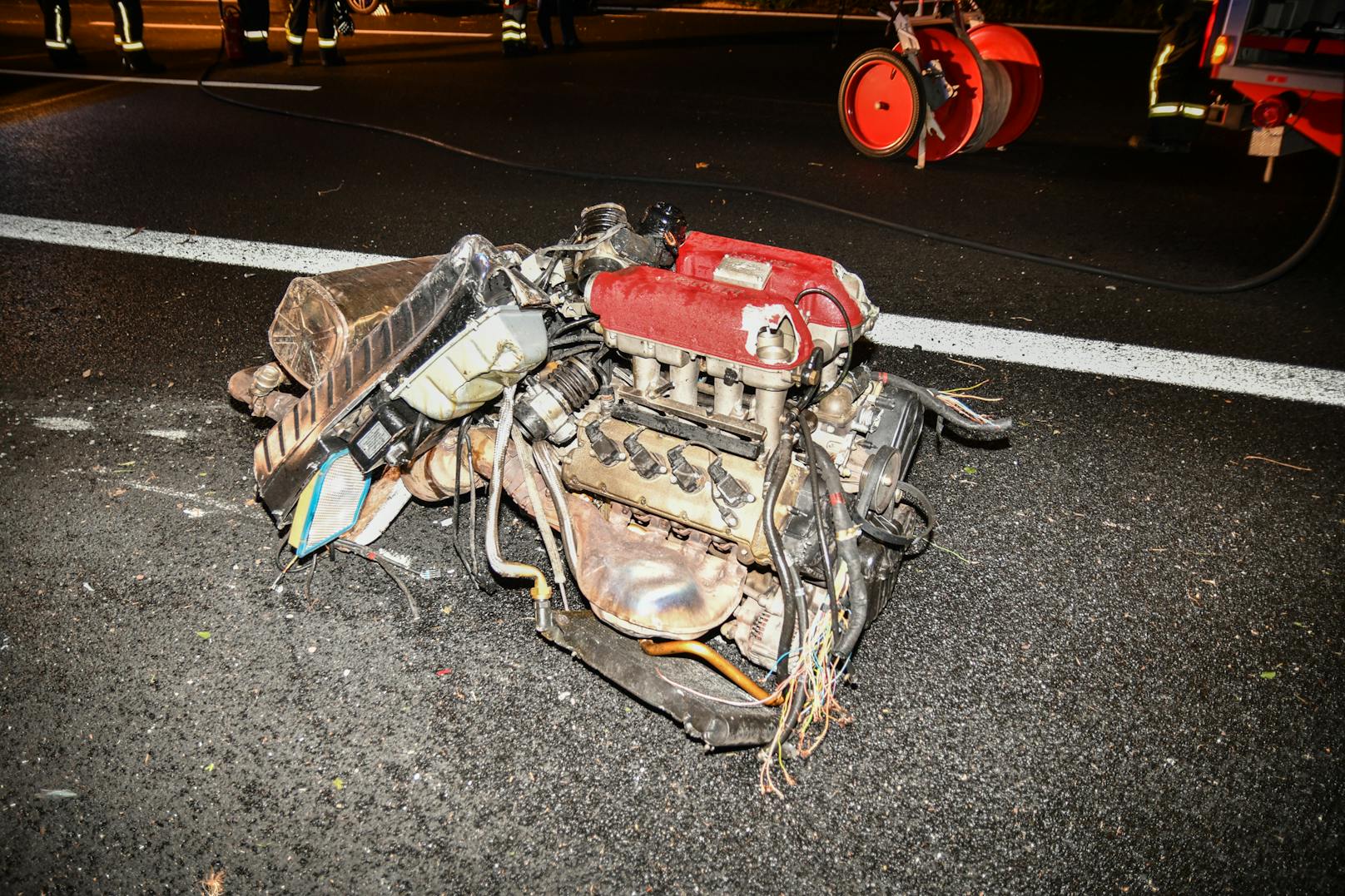 Ein Ferrari-Lenker hat bei Tempo 200 die Kontrolle verloren. Der Sportwagen überschlug sich und wurde komplett zerstört.