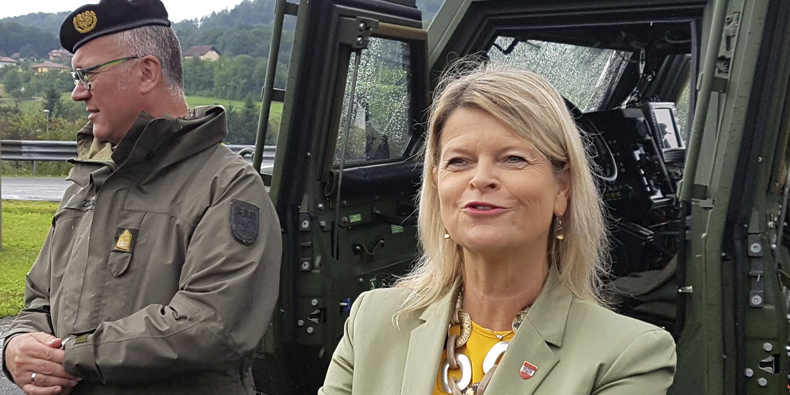 "Unsere Soldatinnen und Soldaten unterstützen bei sämtlichen Tätigkeiten, die dabei helfen, endlich wieder zur Normalität zurückzukehren" - Verteidigungsministerin Klaudia Tanner (ÖVP).